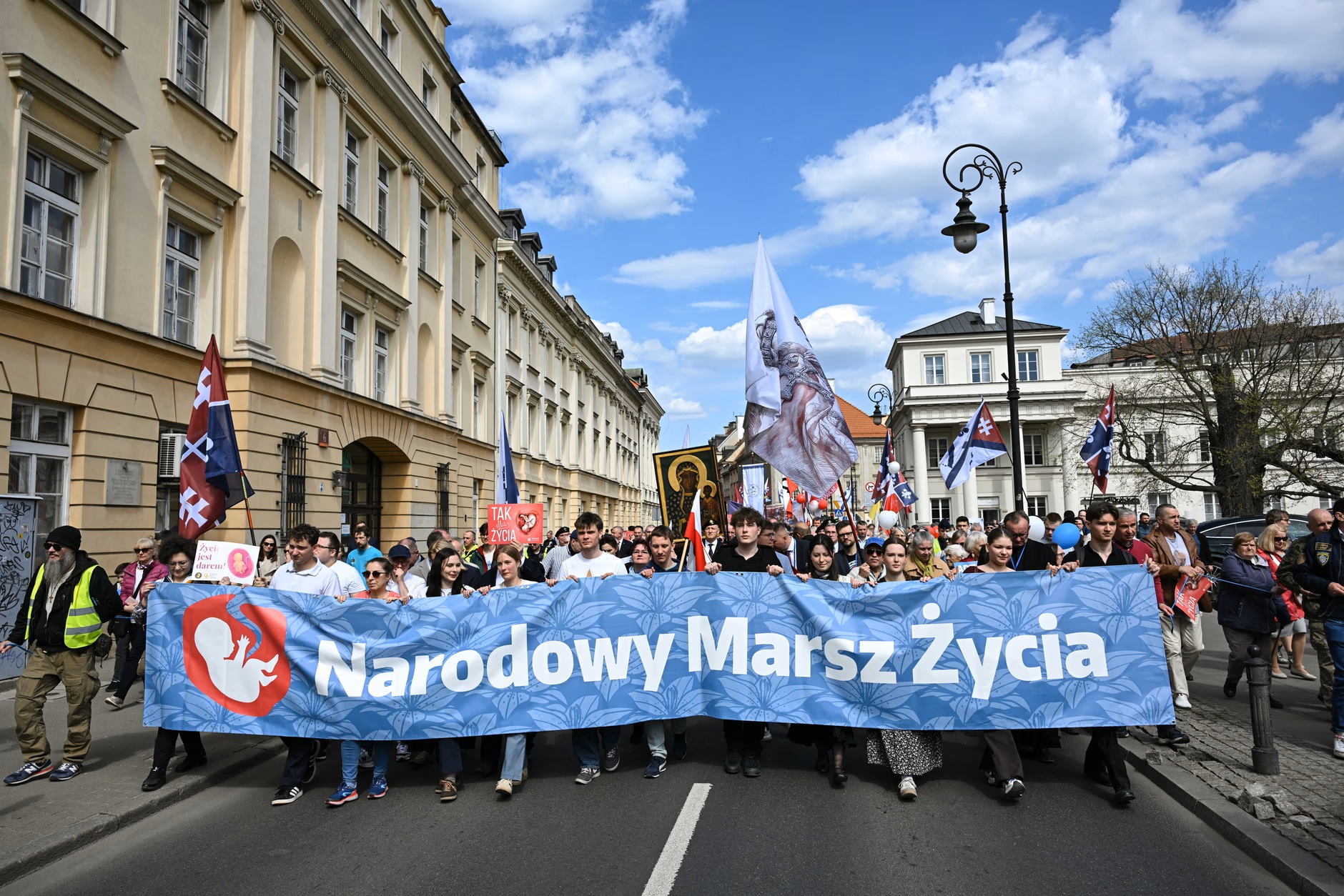 6 Na czele Narodowego Marszu Zycia wsrod radosnych obroncow zycia